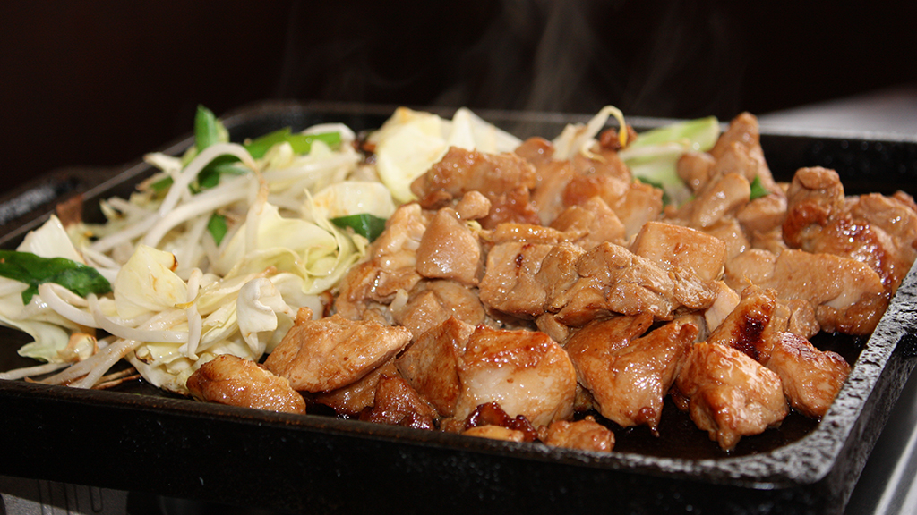 特徴的なタレやご当地グルメとして食堂・専門店などでも食べられる焼肉